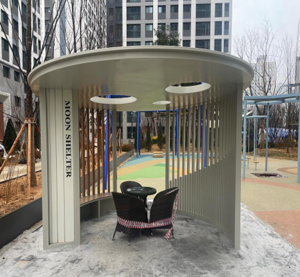 원형 지붕과 세로 살, 휴게 의자가 있는 파고라